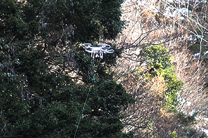 ドローンに架線用のロープ（釣糸）をつけ、対岸まで飛行（飛行距離 約80m）