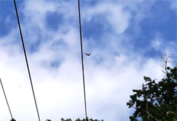 約160m先の目的地に向かって釣り糸をつけたドローンを飛行。