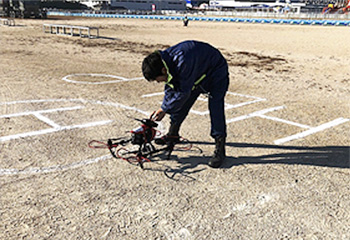 孤立地域の住民が無線機を取り出している様子（写真提供：総務省中国総合通信局さま）
