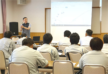 午前 当社が独自に作成した教材を使った講義