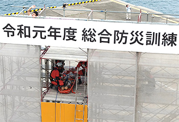 ②高層建物からの救出訓練（救助の様子をズームアップ）