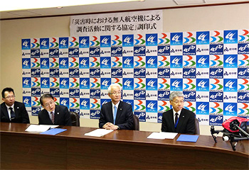 ドローンパイロットへ指示を出される府中町長